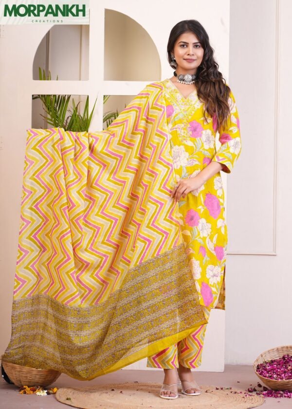 Green Floral Printed Straight Kurta Set - Image 5